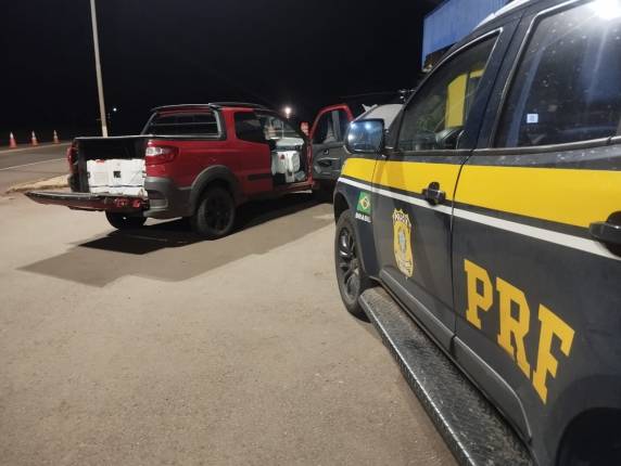 Produto de origem argentina e proibido pela Anvisa era transportado em uma Fiat Strada; motorista tentou fugir, mas foi interceptado após perseguição.