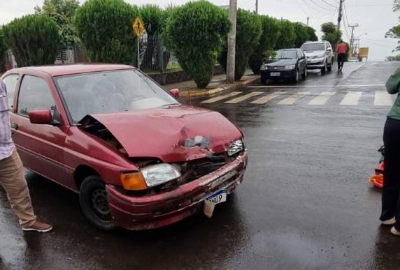 Colisão entre carro e caminhonete deixa mulher ferida em Horizontina - foto 2
