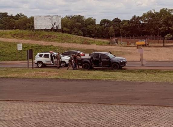 A ação ocorreu no início da tarde desta quinta-feira (13), próximo ao trevo de acesso à cidade, resultando na prisão de dois indivíduos e na recuperação de uma GM S10 em situação de furto/roubo.