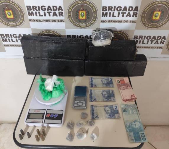 Polícia apreende cocaína, maconha, munições e balanças de precisão durante a ação