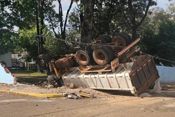 Motorista fica gravemente ferido após caminhão bater em muro de escola e capotar em Jacutinga - foto 2