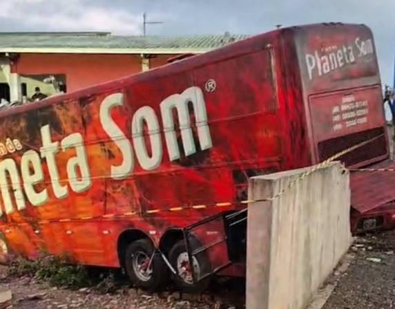 Ônibus da Banda Planeta Som se envolve em acidente com caminhonete e deixa um morto - foto 2