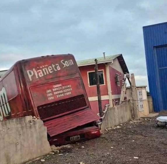 Ônibus da Banda Planeta Som se envolve em acidente com caminhonete e deixa um morto - foto 3