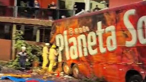 Colisão aconteceu na noite de sábado e mobiliza equipes até a manhã deste domingo; motorista da caminhonete morreu no local.