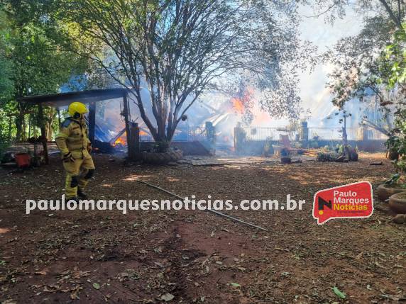 Fogo consome residência de madeira no Caravágio; ninguém ficou ferido