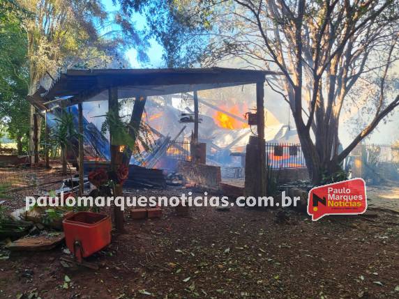 Fogo consome residência de madeira no Caravágio; ninguém ficou ferido