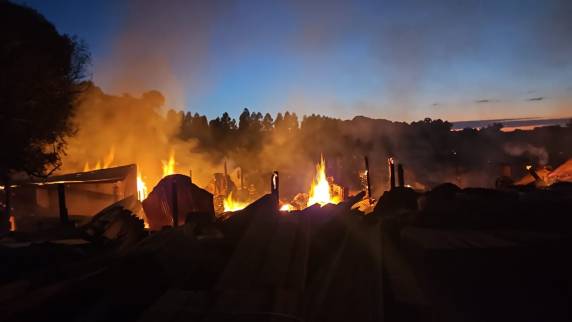 Fogo na madrugada mobilizou o Corpo de Bombeiros; chamas começaram por volta das 3h47min desta quarta-feira (19)