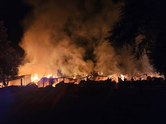 Fogo na madrugada mobilizou o Corpo de Bombeiros; chamas começaram por volta das 3h47min desta quarta-feira (19)