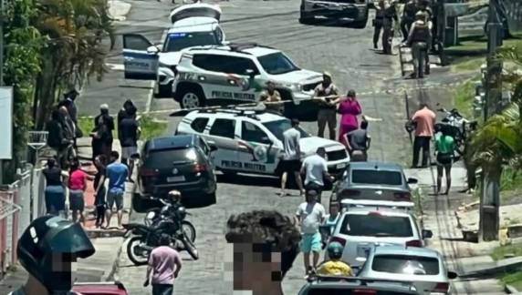 Crime ocorreu na Vila São José; suspeito atacou as vítimas com um punhal e acabou morto após reagir à chegada da polícia