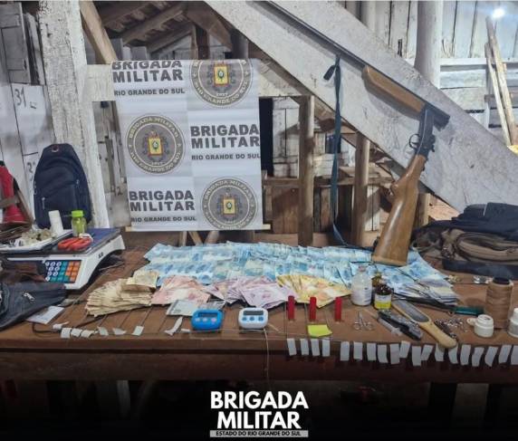 Ação do 7° BPM e da Cia Ambiental apreende armas, dinheiro e materiais usados na prática ilegal