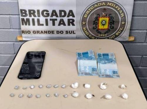 Ação da Força Tática do 7º BPM resultou na apreensão de cocaína, crack, dinheiro e um smartphone
