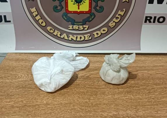 Suspeito fugiu ao perceber a chegada da viatura; 305 gramas da droga foram recolhidas