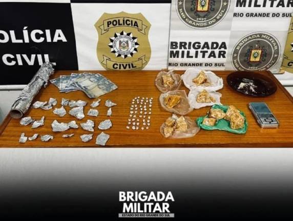 Mandado de busca resultou na apreensão de 320 gramas de crack e diversos materiais utilizados no tráfico