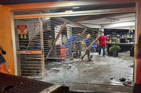 Carro invade supermercado após acidente em Passo Fundo - foto 3