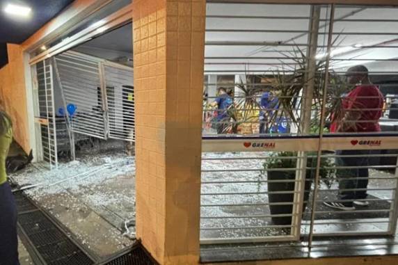 Carro invade supermercado após acidente em Passo Fundo - foto 2