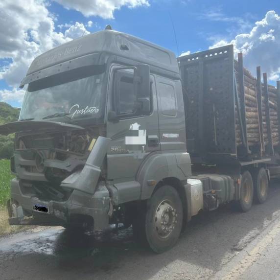 Colisão frontal entre Fiat Mobi e carreta mata motorista de 44 anos na RS-324 em Casca - foto 2