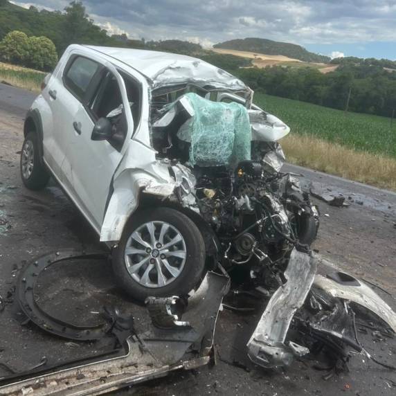 Colisão frontal entre Fiat Mobi e carreta mata motorista de 44 anos na RS-324 em Casca - foto 3