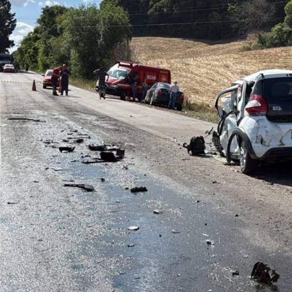 Colisão frontal entre Fiat Mobi e carreta mata motorista de 44 anos na RS-324 em Casca - foto 5