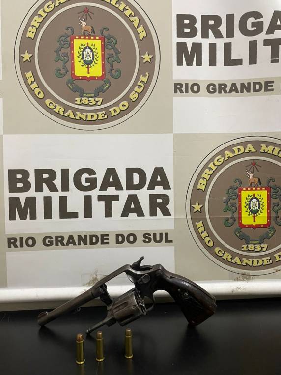 Prisão ocorreu após denúncia de que um suspeito estaria armado próximo a uma escola; arma apreendida é um revólver calibre .38