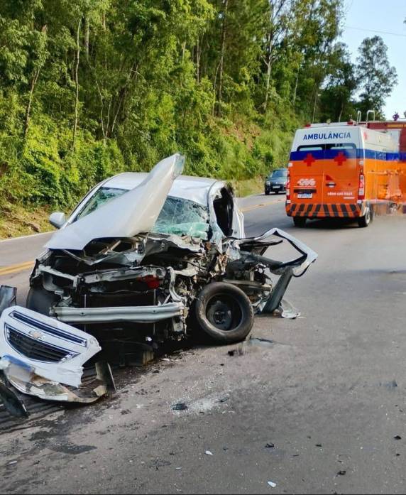 Acidente na ERS-122 deixa mulher ferida após colisão quase frontal entre Caxias do Sul e Flores da Cunha - foto 3
