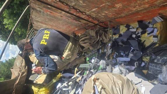 Veículo com placas de Três Passos foi interceptado em Almirante Tamandaré do Sul; motorista fugiu para uma área de mato e segue sendo procurado pelas forças de segurança.