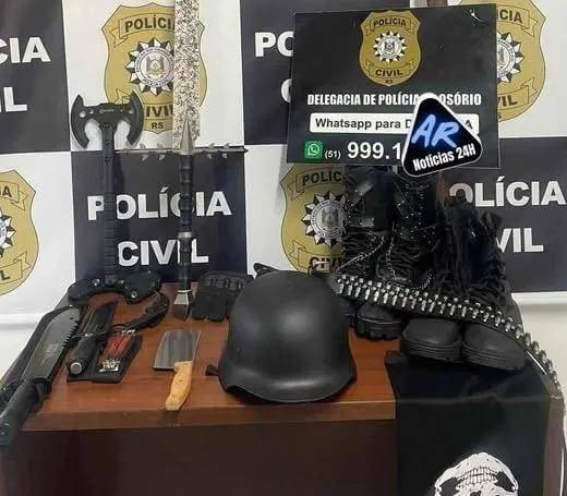 Armas brancas e materiais táticos foram apreendidos em operação realizada na madrugada desta quinta-feira