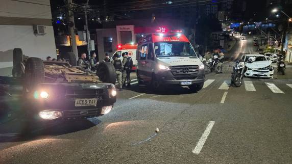 Acidente com capotamento deixa quatro feridos no centro de Passo Fundo - foto 3