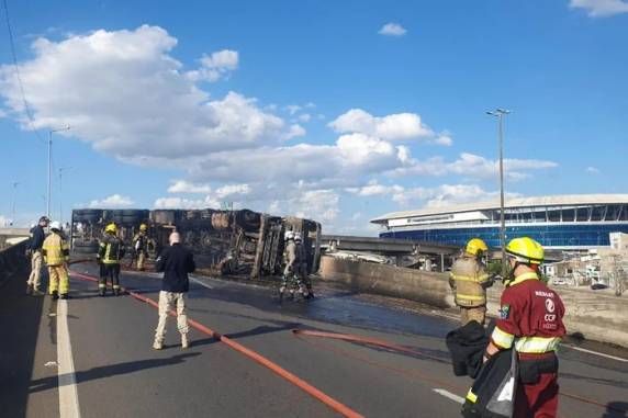Motorista morre após caminhão tombar e pegar fogo no acesso da BR-448 a Porto Alegre - foto 3