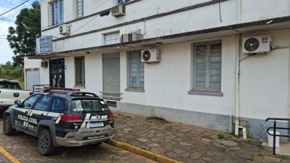 Mandados foram cumpridos em duas regiões e investigam ameaças a autoridades e advogados ligados ao ''caso Paula''