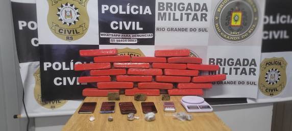 Operação cumpriu mandados de busca em dois endereços e resultou na apreensão de 24 tijolos de maconha e veículos