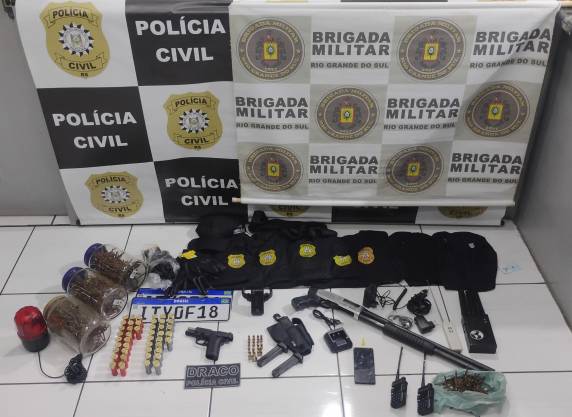 Operação conjunta da Brigada Militar e DRACO de Soledade intercepta veículo clonado e apreende armas, equipamentos e materiais usados pelo crime organizado