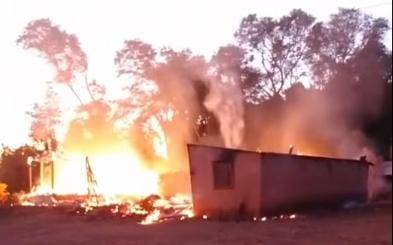 Prédio comercial e casa anexa ficaram completamente destruídos na localidade de Três Pedras