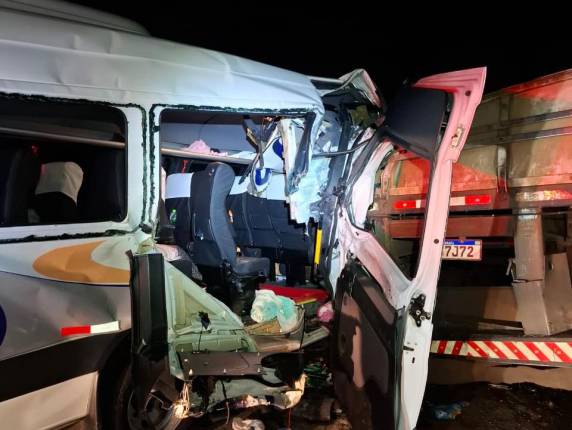 Professora morre e 14 pessoas ficam feridas em acidente com van de estudantes em Soledade - foto 3