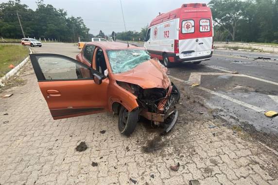 Motorista do automóvel que colidiu com um caminhão morreu no local