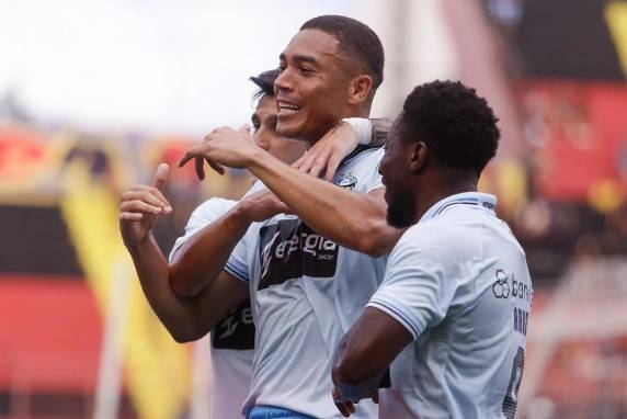 Carlos Vinicius, duas vezes, Gustavo Martins e Cristaldo marcaram os gols na Ilha do Retiro