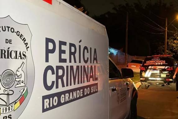 Dois homens invadiram a residência e efetuaram 14 disparos; a vítima tinha 24 anos