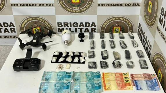 A ação ocorreu durante a Operação Cerco Fechado, quando o suspeito foi abordado e flagrado com três porções de cocaína totalizando 11 gramas.