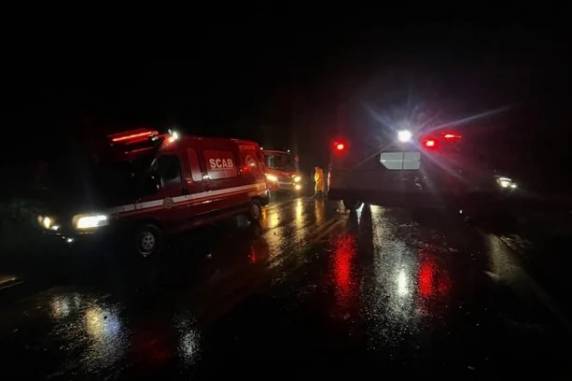 Três pessoas ficam feridas em capotamento de micro-ônibus na RS-324, em Casca - foto 3