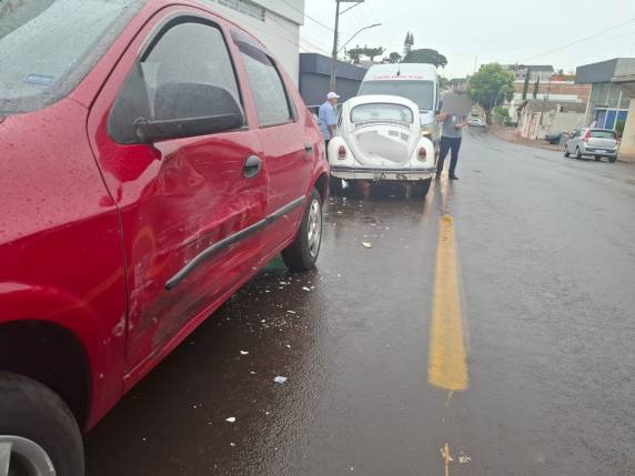 Fusca desgovernado causa colisão com três veículos em Ijuí - foto 3