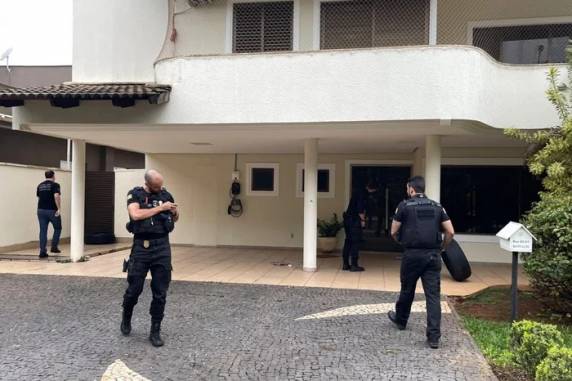 Alvo dos mandados já havia sido identificado em investigação anterior por vínculo com golpistas durante a enchente de 2024
