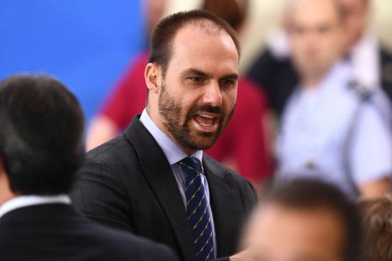 Deputado terá prazo de cinco sessões da Câmara para apresentar defesa e não perder o cargo. Filho do ex-presidente vive nos Estados Unidos desde fevereiro
