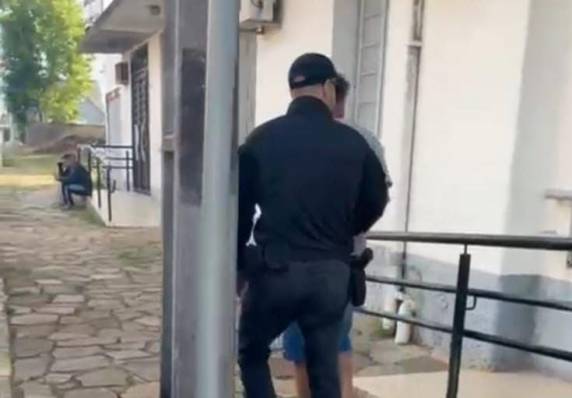 Mandados de prisão preventiva e busca e apreensão foram cumpridos nesta sexta-feira; arma de fogo foi apreendida com um dos investigados
