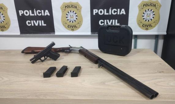 A Delegacia de Proteção aos Grupos Vulneráveis apreende espingarda e pistola após denúncias de violência contra a mulher, reafirmando o compromisso com a investigação rigorosa e a aplicação de medidas protetivas.