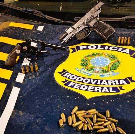 Roupas utilizadas por forças de segurança também foram encontradas 