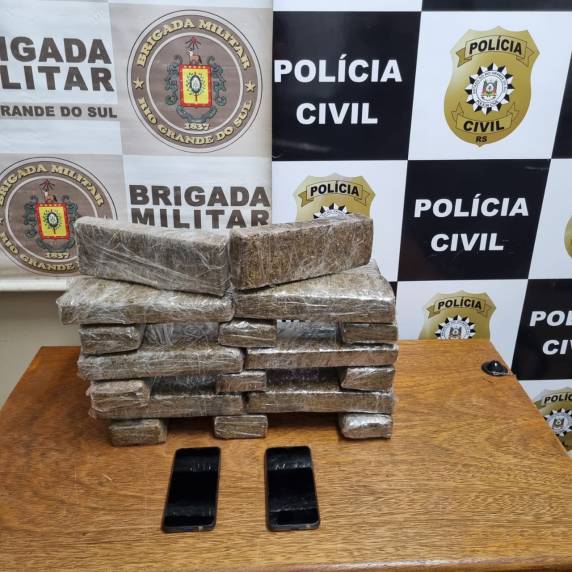 Ação conjunta da Polícia Civil e Brigada Militar apreendeu maconha e cocaína em veículo durante abordagem na manhã deste sábado