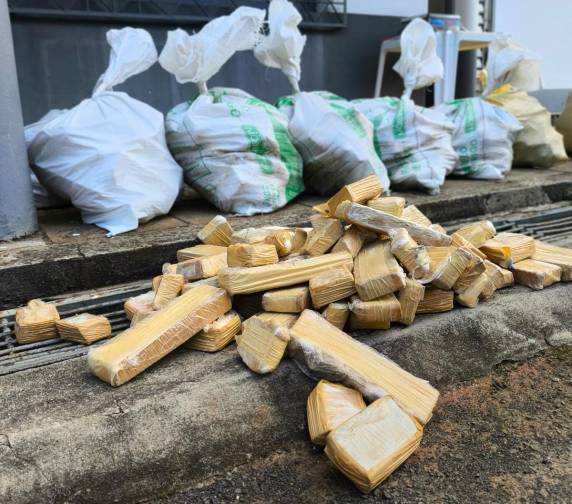 Droga estava escondida em compartimentos ocultos de um Corolla; bebê de 8 meses foi encaminhado ao Conselho Tutelar