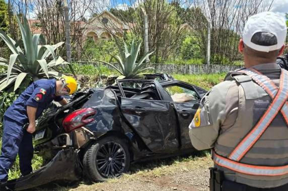 Mulher fica em estado grave após capotamento na RS-153 em Passo Fundo - foto 3