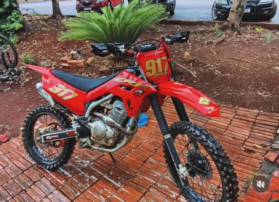 CRF 250 vermelha foi levada durante a madrugada deste domingo (14)