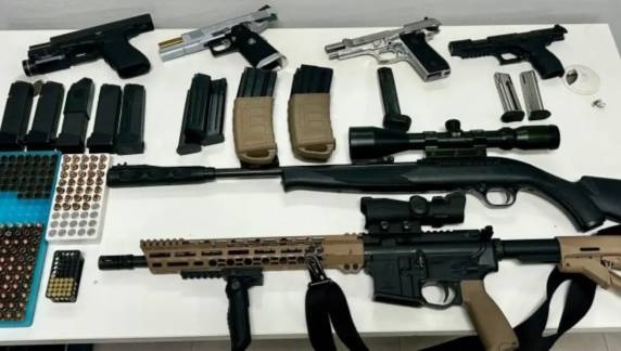 Suspeito ameaçou companheira e sogra, efetuou disparos e mantinha arsenal com fuzil, pistolas e munições