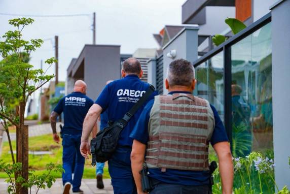 Operação mira casal de influenciadores suspeito de lavar mais de R$ 7 milhões com a promoção do ''Jogo do Tigrinho'', incluindo apreensão de veículos e imóveis de luxo no Litoral Norte e na Região Metropolitana.